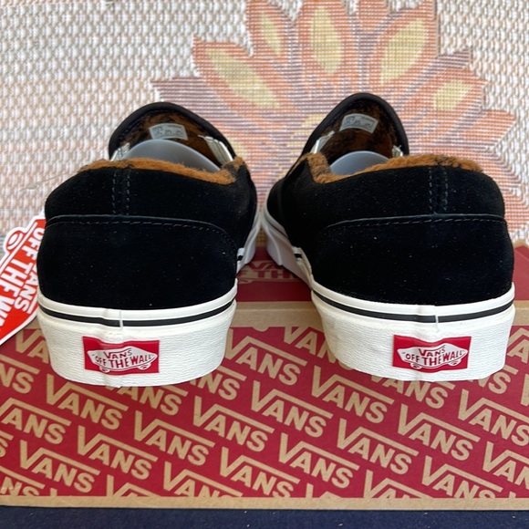 Vans WMNS Classic Slip-On
(Sherpa)Black/Marshmallow
IN0A7VCFABI
Sneakers - Picture 14 of 16